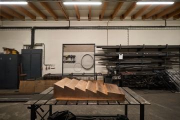 Pamětní deska Tomáše Šilingera va výrobě